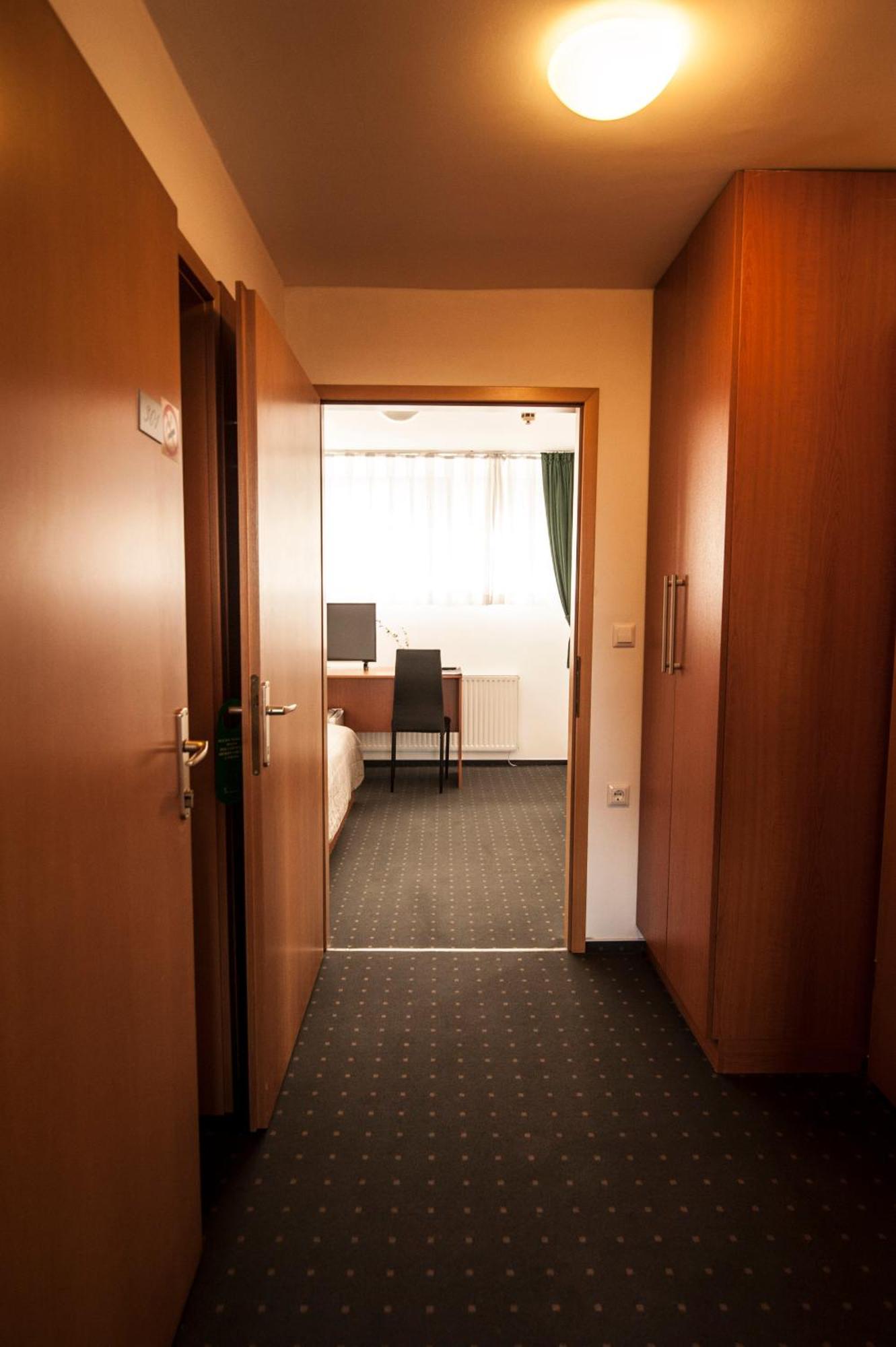 Hotel Faraon Celje Room photo