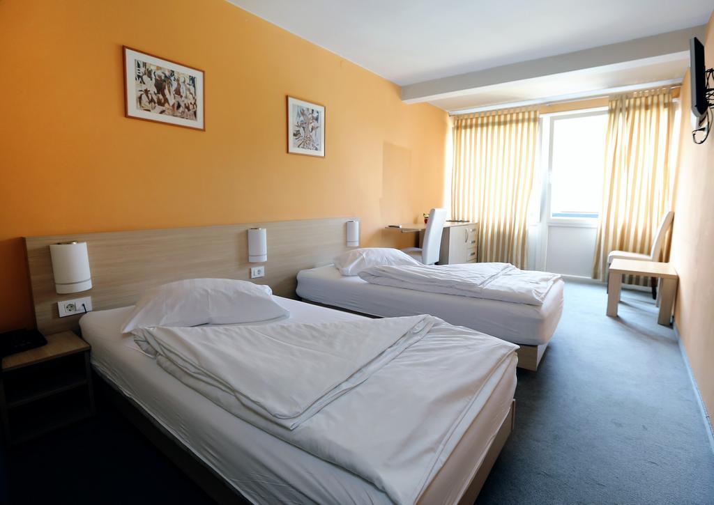Hotel Faraon Celje Room photo